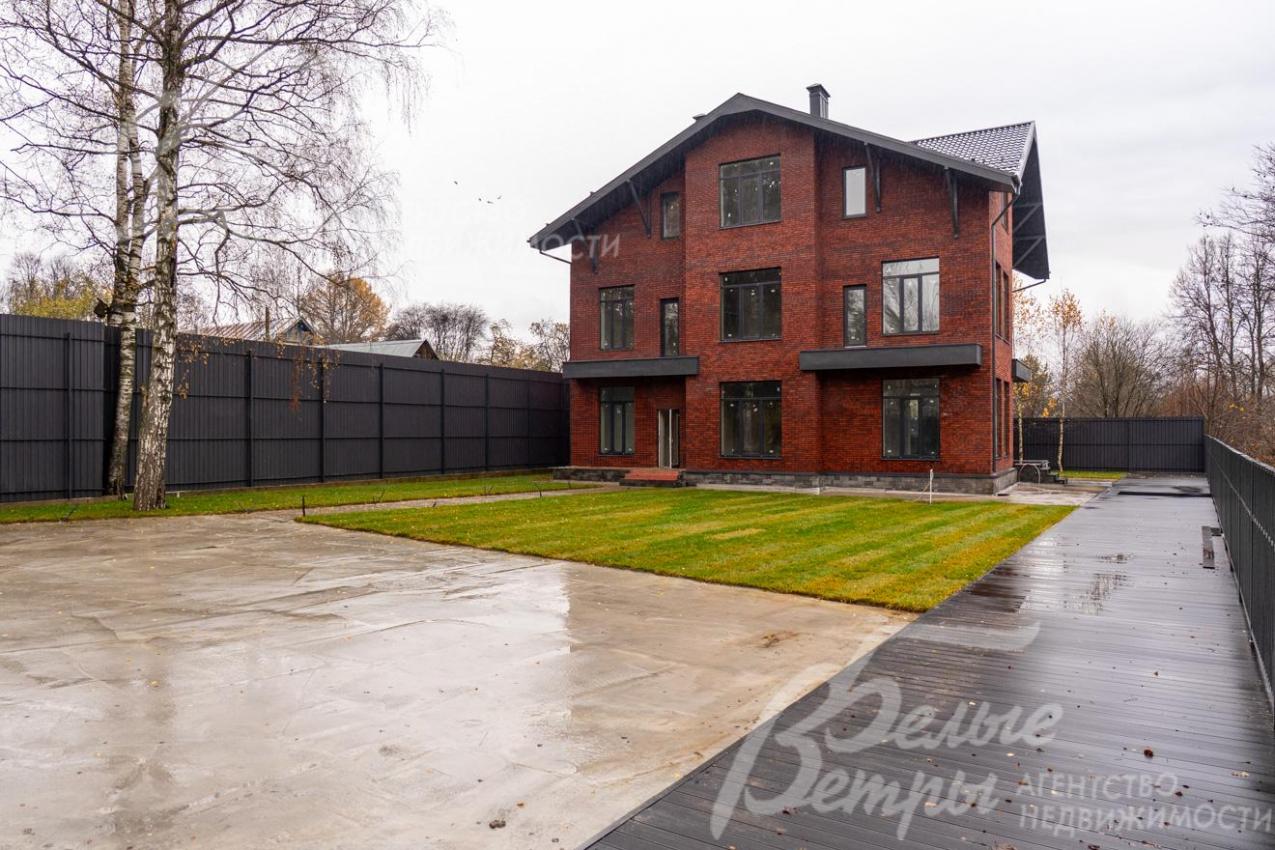 Парковка для 4-6 автомобилей на территории участка – на бетонном основании