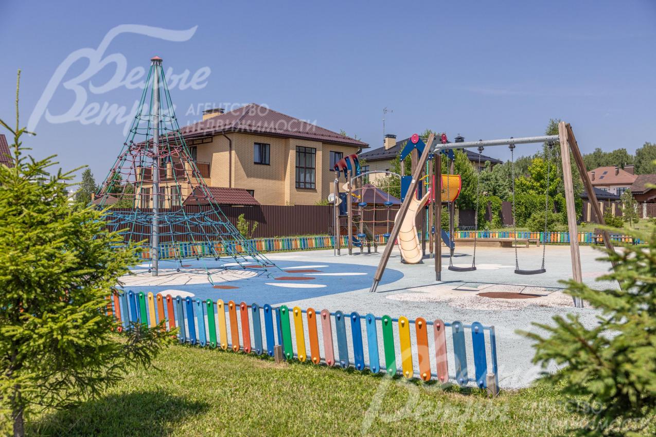 Детская площадка на территории коттеджного посёлка