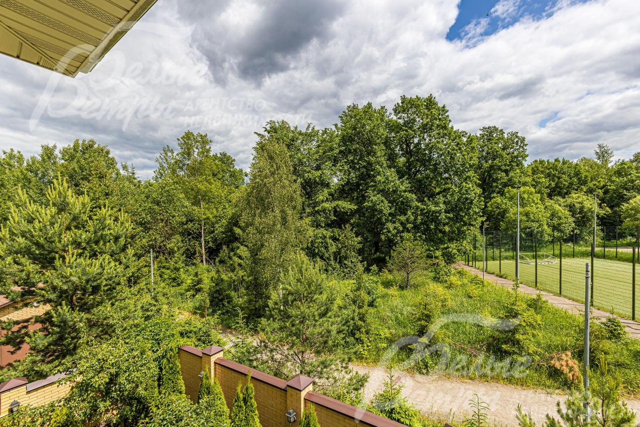 Вид из окон дома на окрестности.