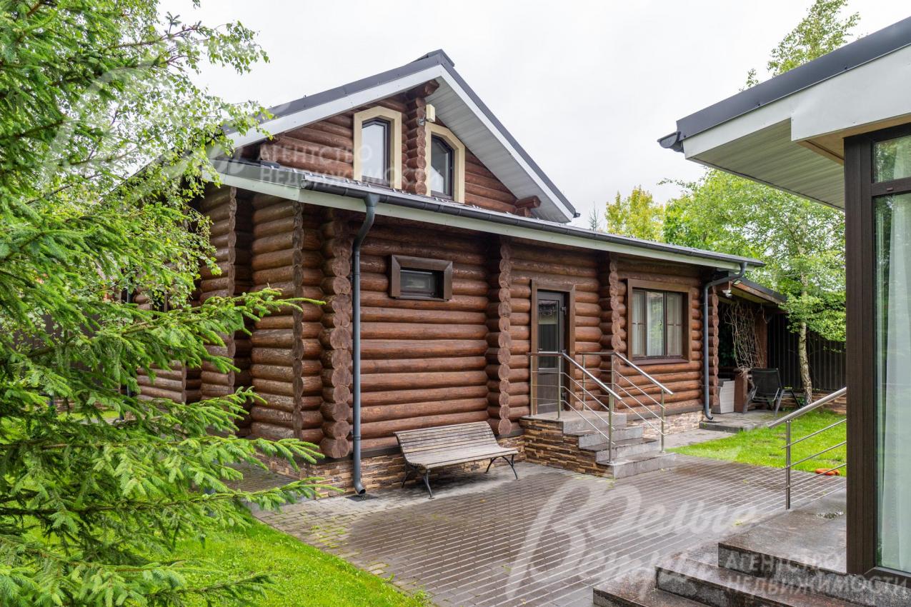 На участке стоит меблированный двухэтажный сруб с баней и жилыми комнатами