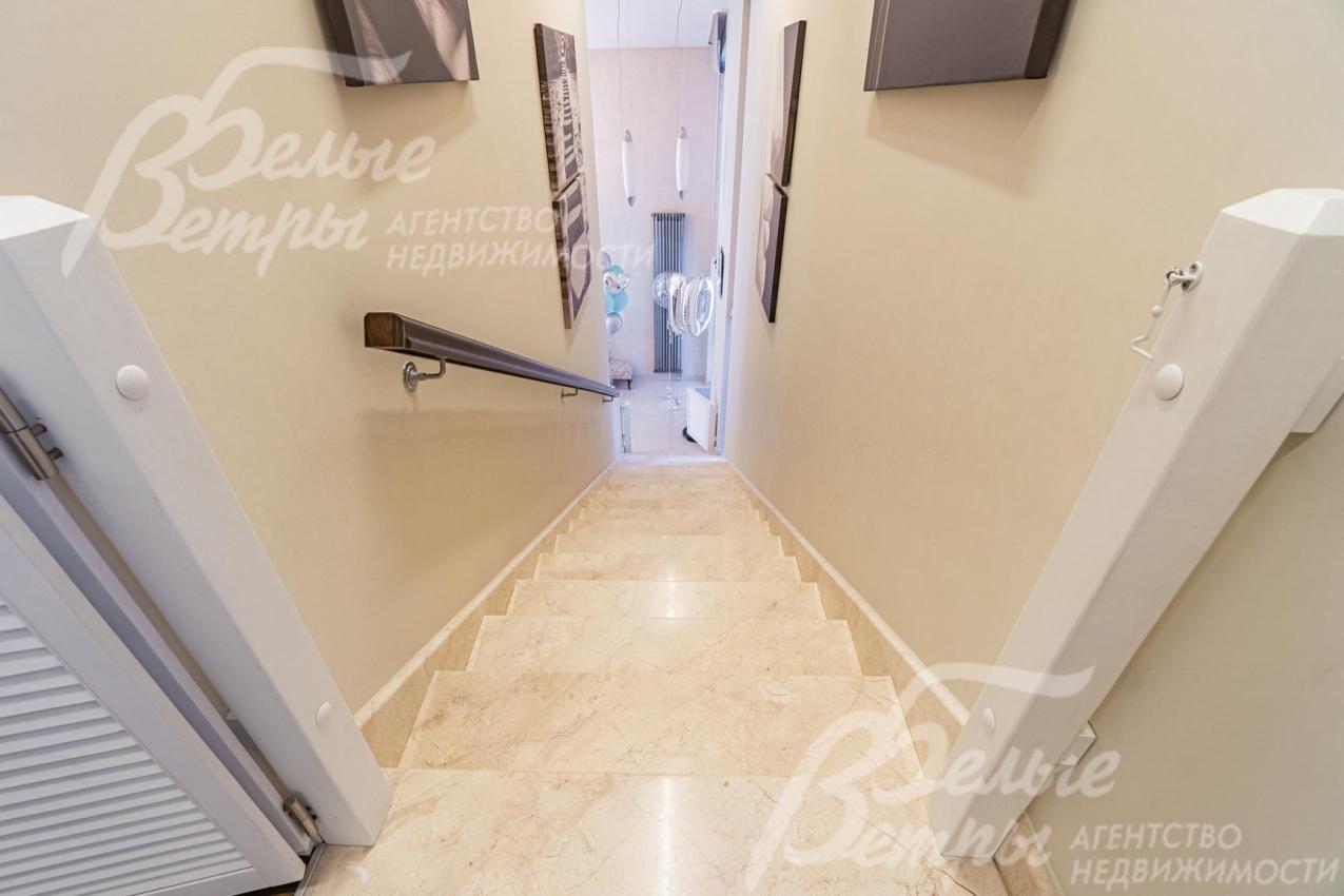 Монолитная лестница, ступени из мрамора бежевого цвета с розовыми прожилками (сорт Crema Nova)