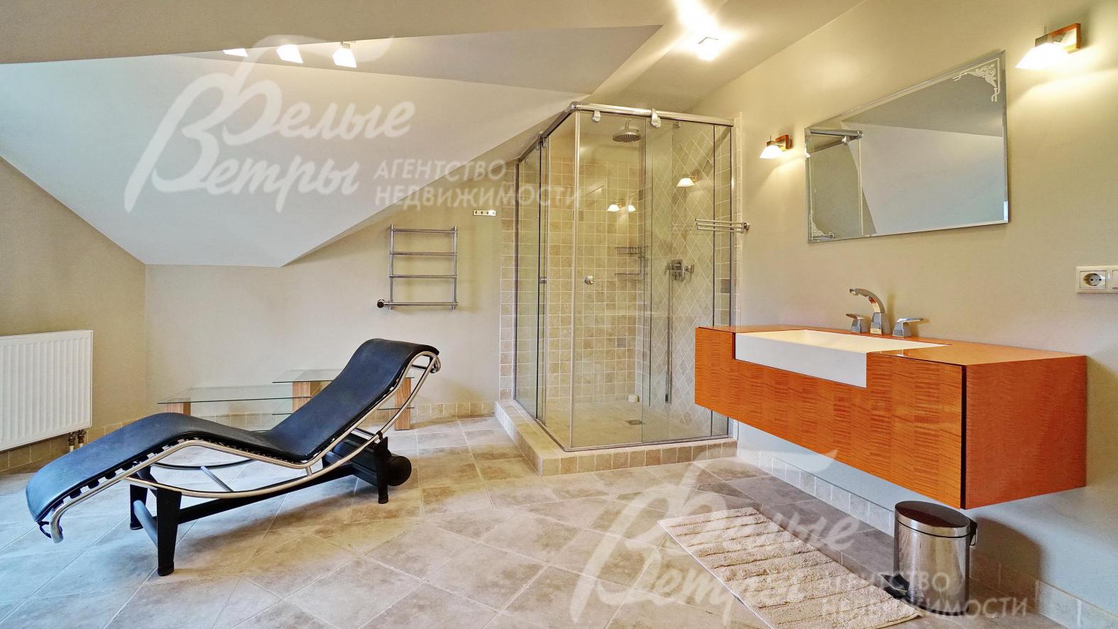 Общий санузел на мансардном этаже