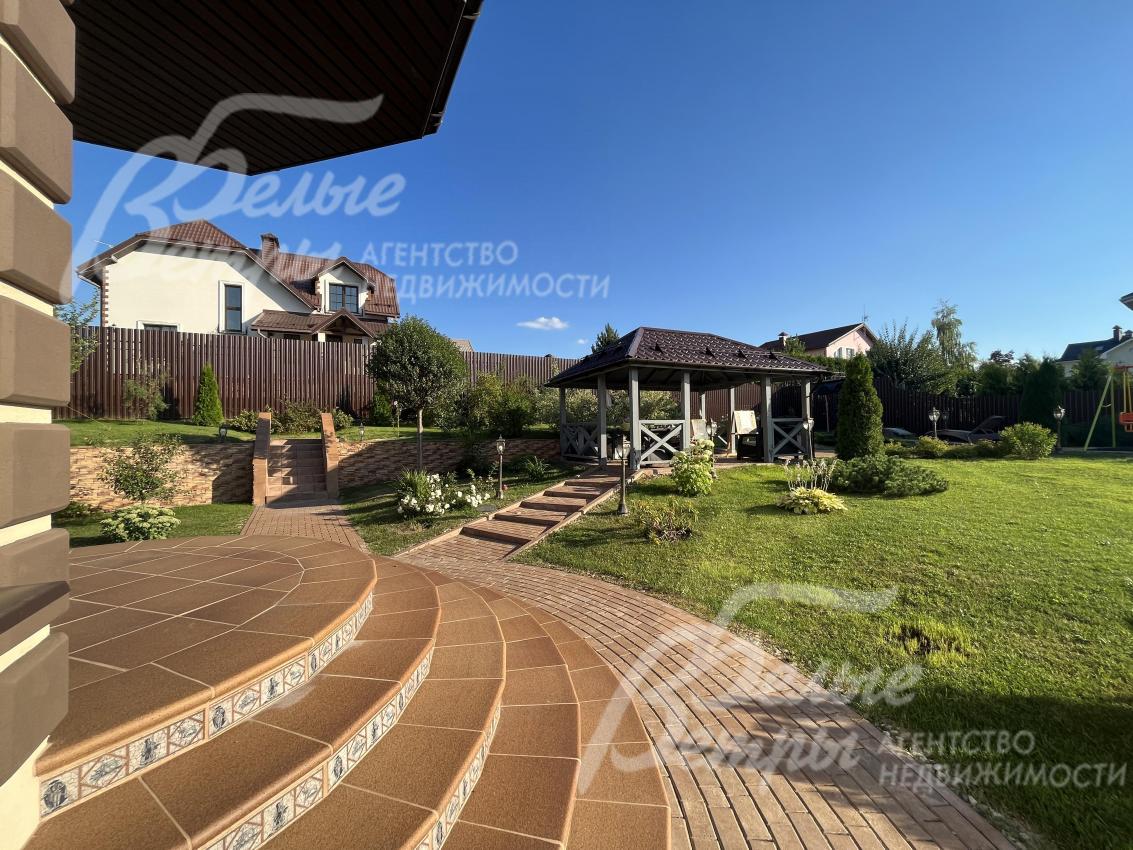 Вид на участок с крыльца дома