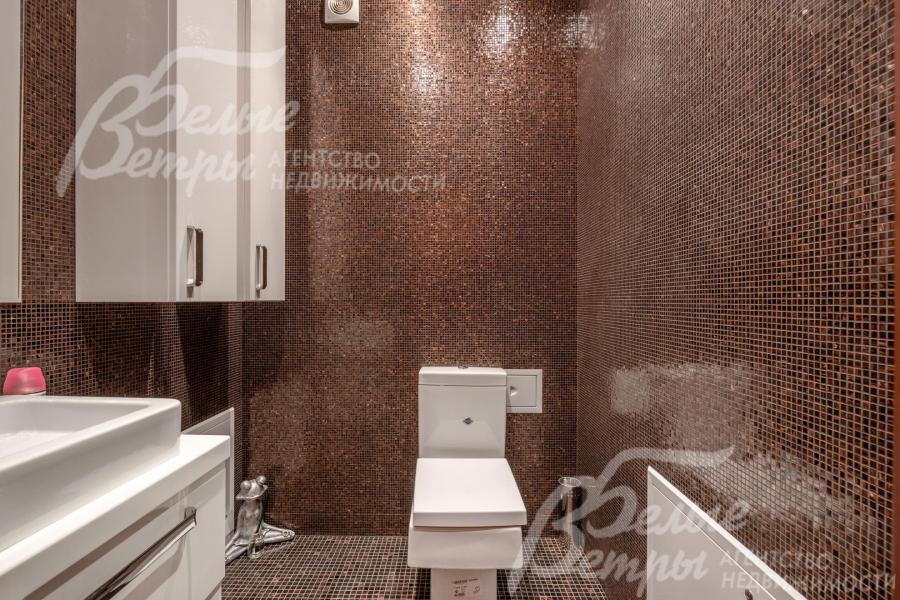 На первом этаже - раздельные санузел и душевая. В санузле - сантехника марки Wonder Gliss