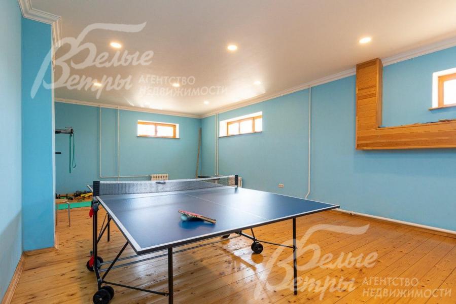 Теннисный стол в спортзале.