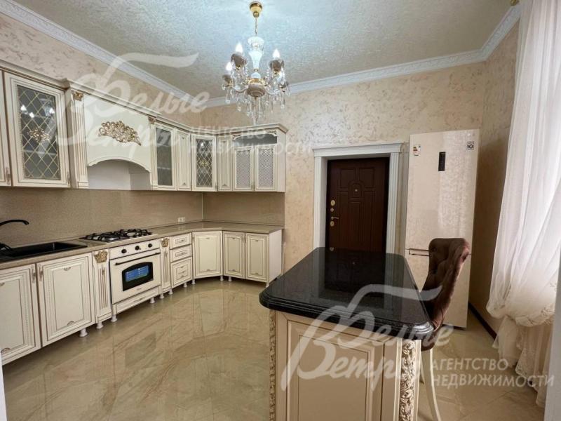 Полностью оборудованная кухня с островом.