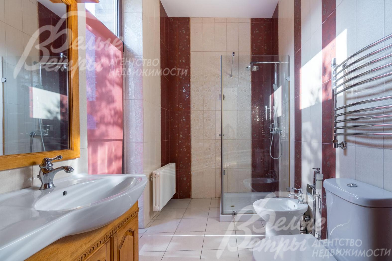 Санузел на первом этаже с душевой