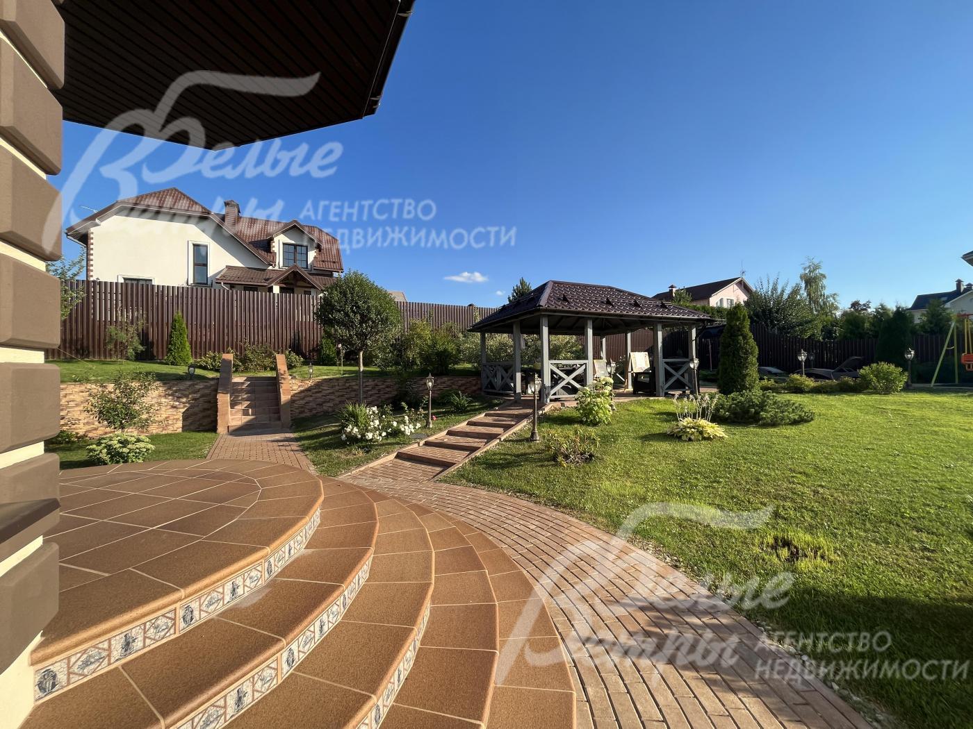 Вид на участок с крыльца дома