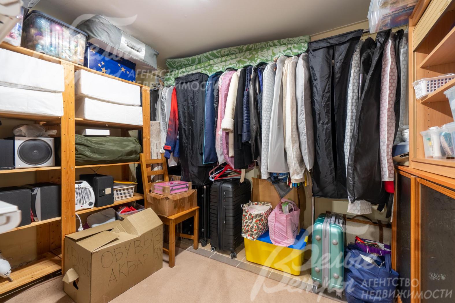 На втором этаже - просторная гардеробная