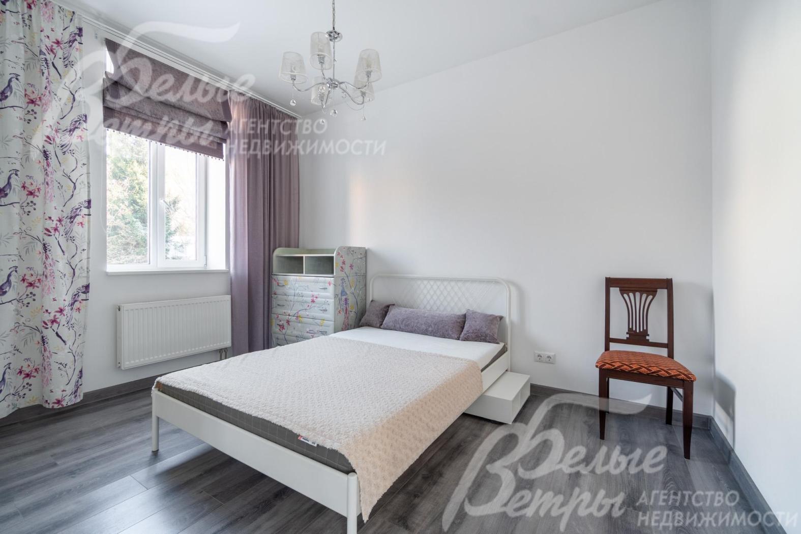 В планировке дома - четыре просторные спальни: три из них находятся на втором этаже