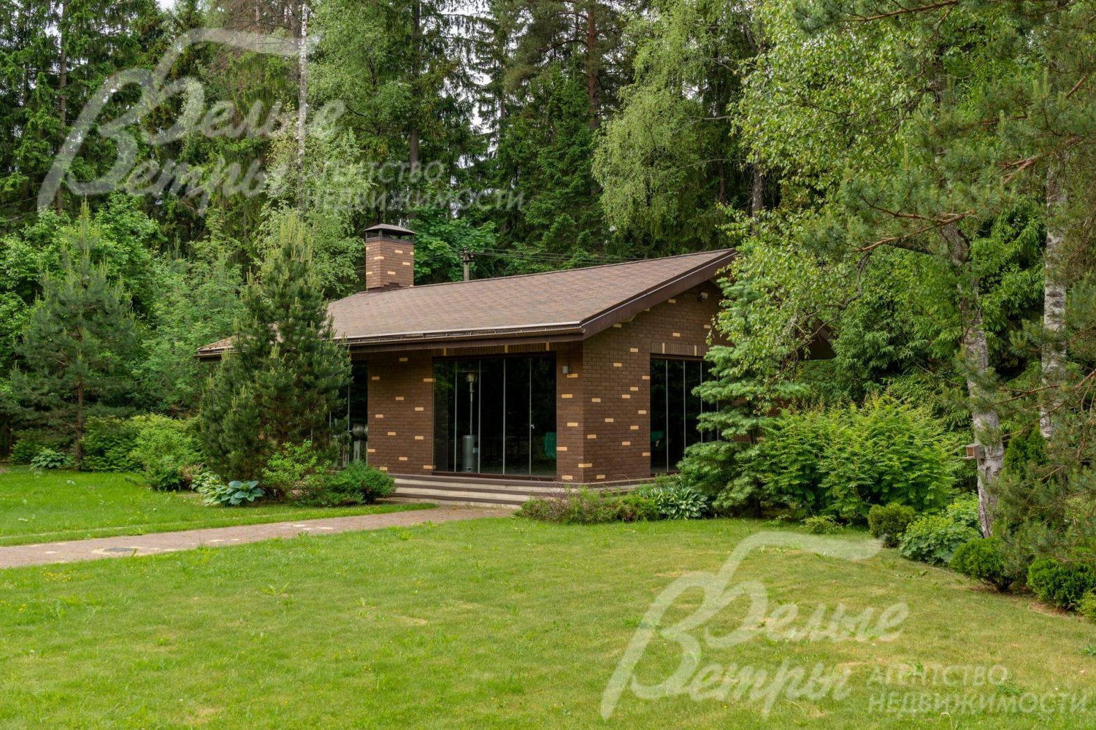 Павильон расположен в уединенном месте в тени лесных деревьев. 