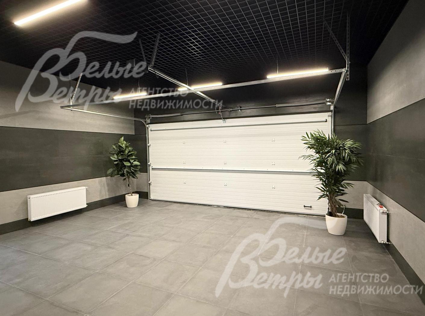 Гараж на первом этаже дома рассчитан на 2 автомобиля