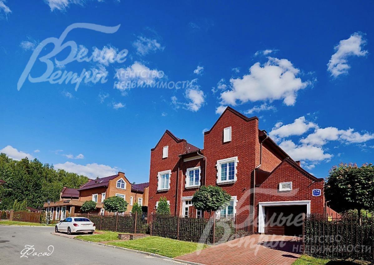 Красивый участок с профессиональным ландшафтным дизайном в стиле английского сада