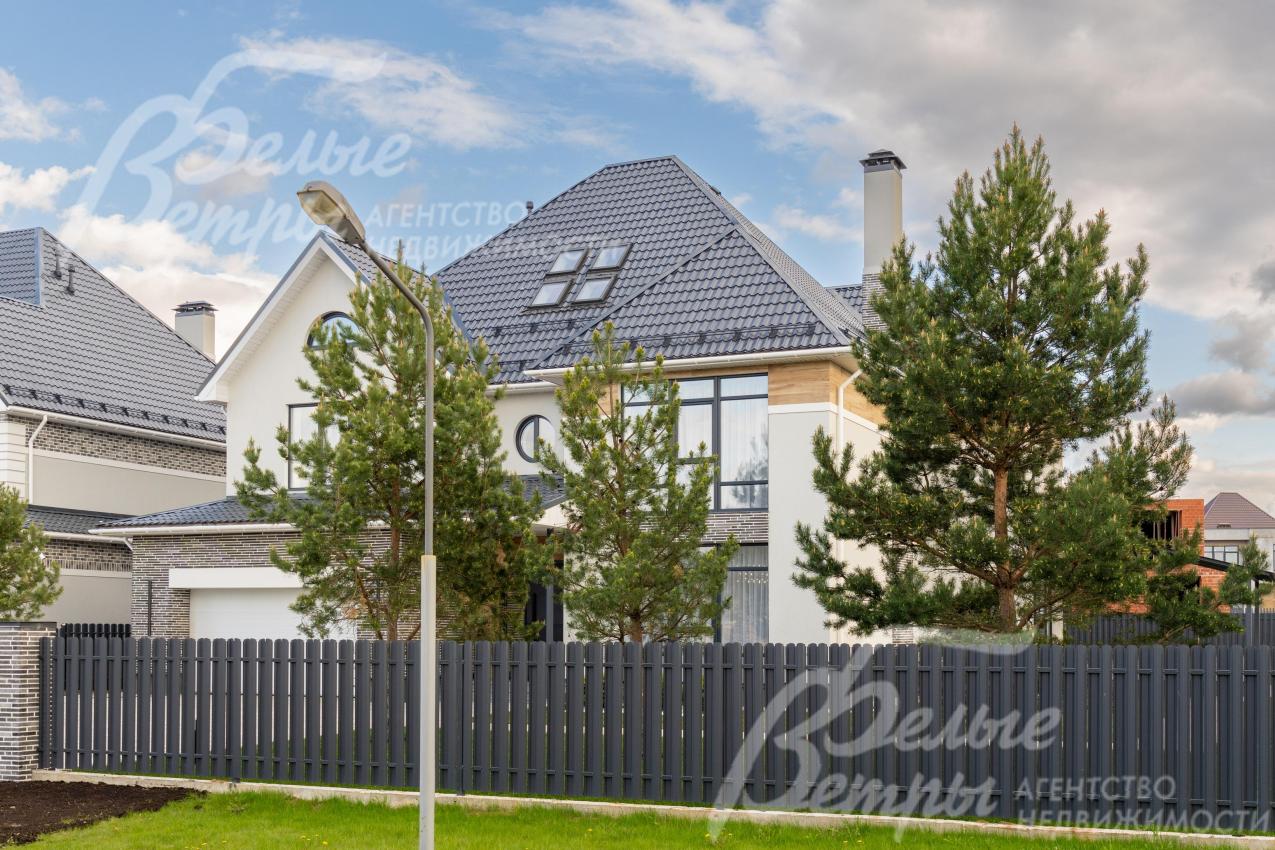 Участок огорожен забором