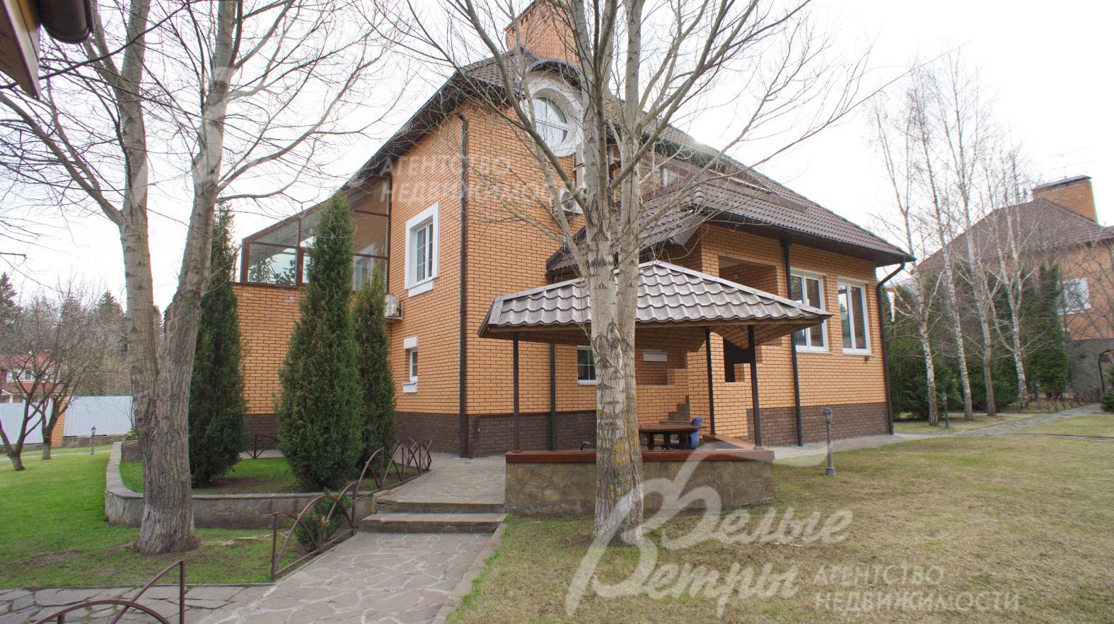 По участку и вокруг дома сделан дренаж с выводом в централизованную ливневую канализацию поселка