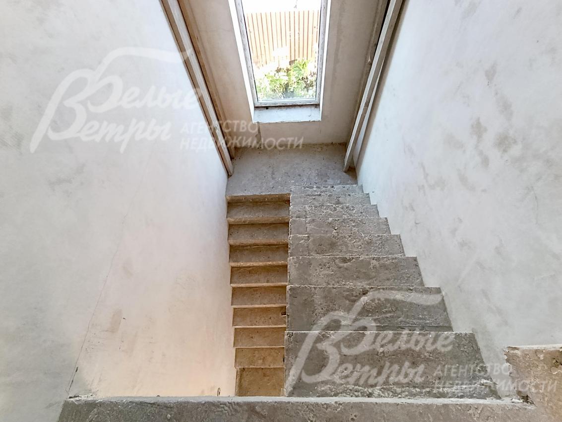 Смонтирована бетонная лестница, лестничный пролёт освещён естественным светом через окно