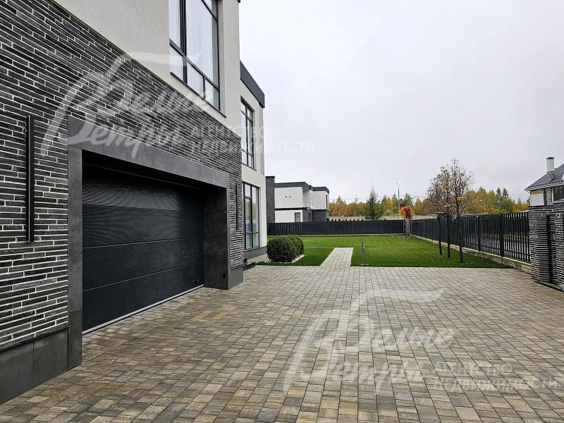 Участок расположен в середине коттеджного посёлка в 500 м от леса и в 250 м от берега пруда