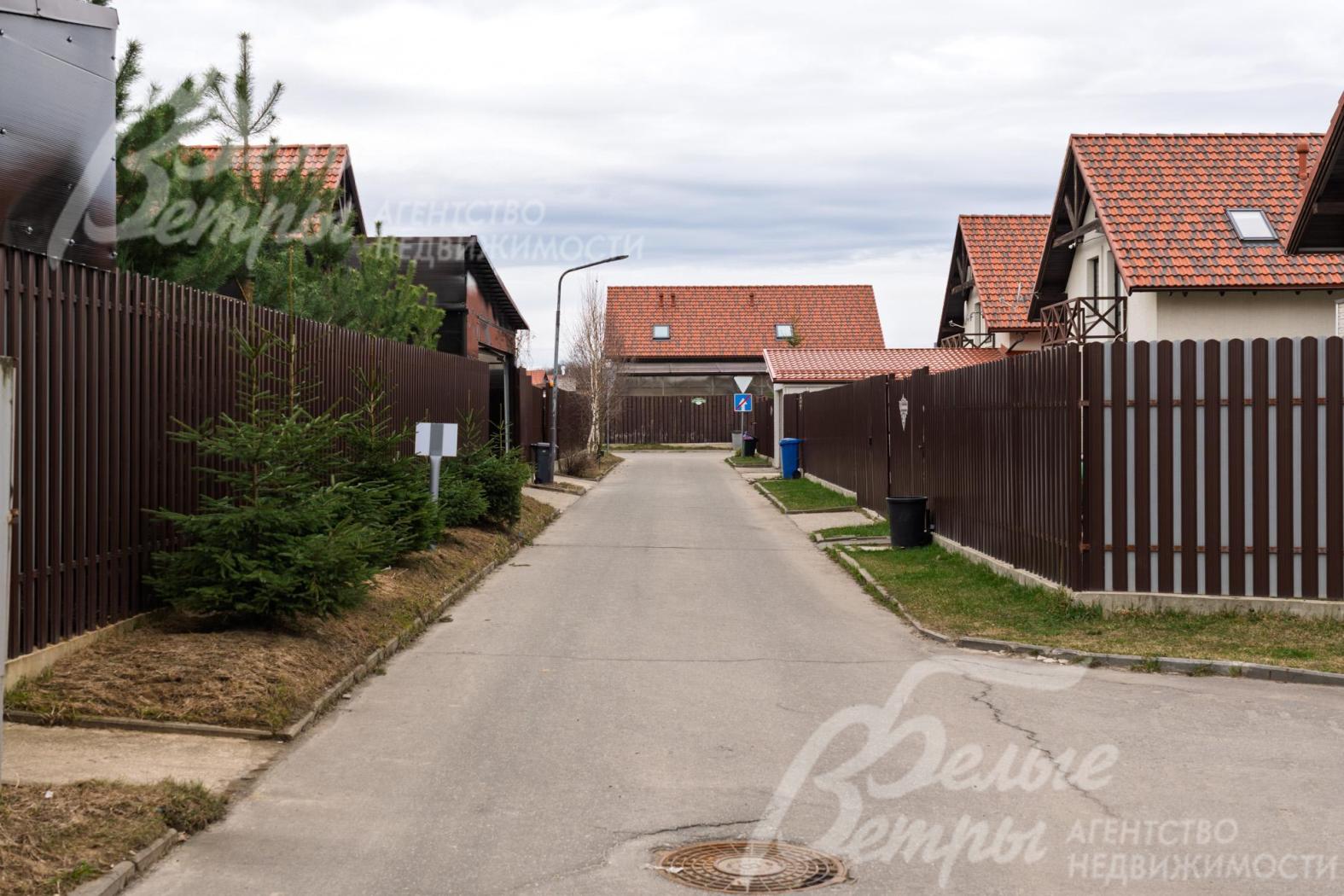 Участок находится в охраняемом обжитом коттеджном посёлке с рекреационными зонами, центральными коммуникациями, в пешей доступности – остановка общественного транспорта и инфраструктура Новой Москвы