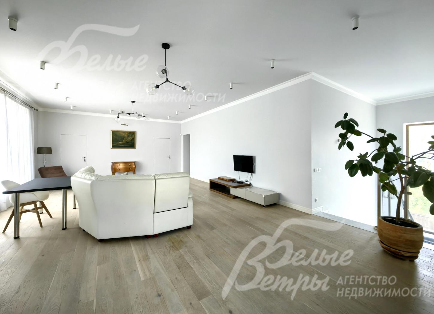 Просторная гостиная на 2-ом этаже