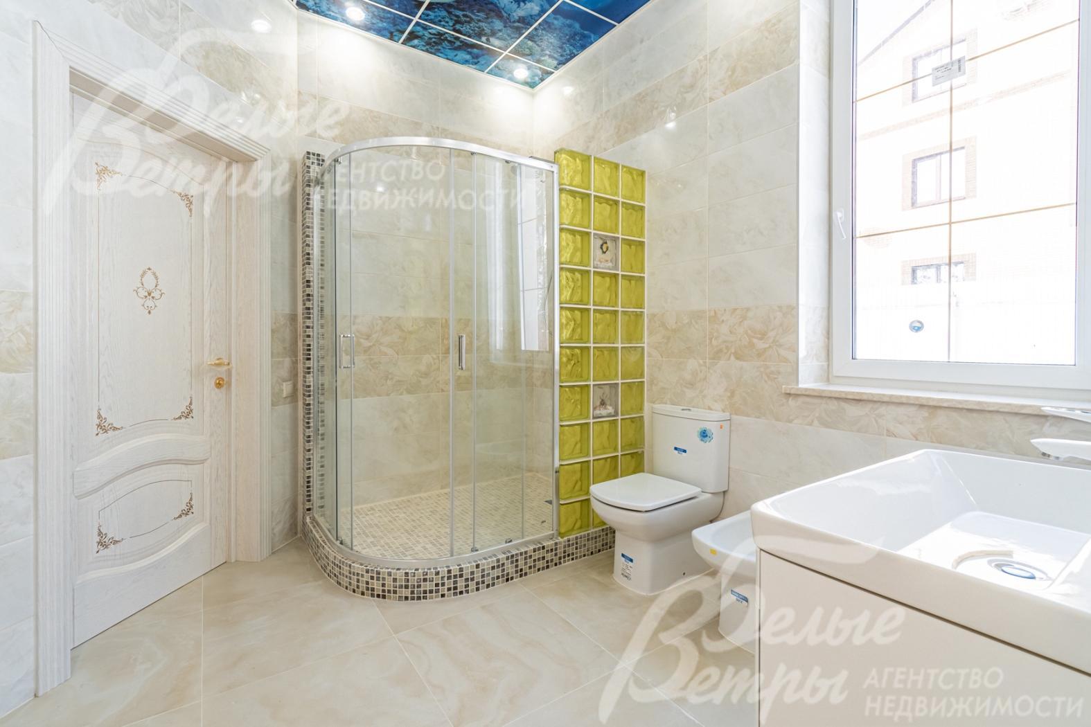 Установлена сантехника марок Grohe и Roca