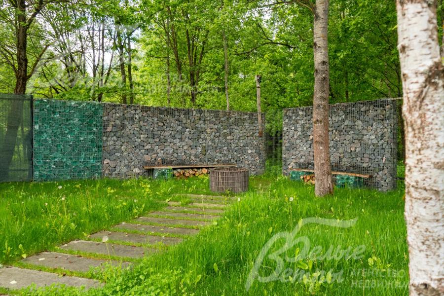 В глубине участка по границе с лесом - зона кострища