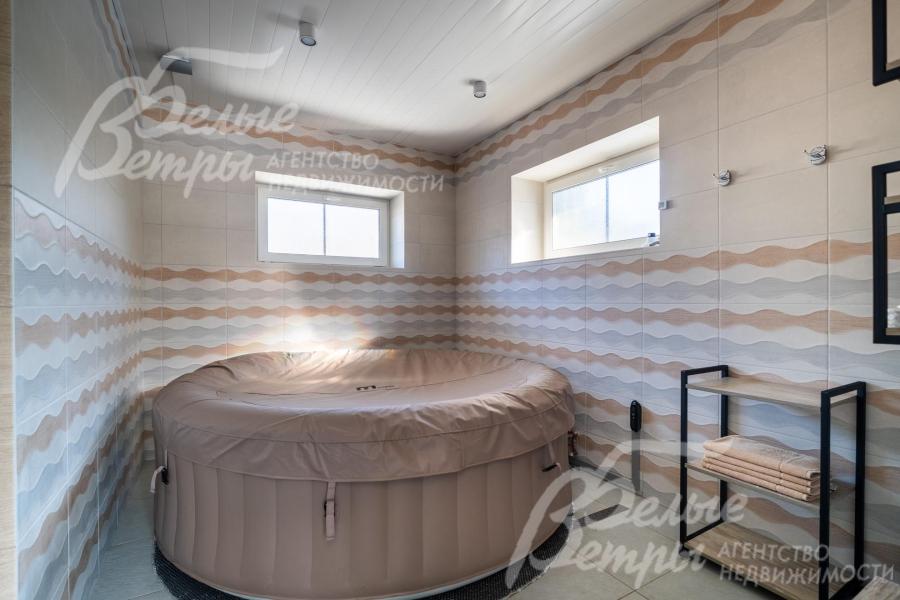 На первом этаже находится комната с джакузи с гидромассажем