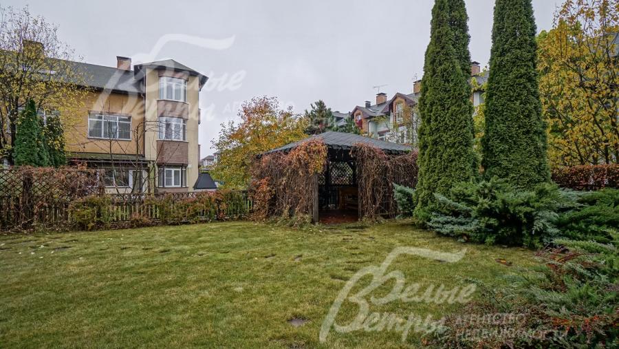 Выход на участок 5 соток с крытой беседкой