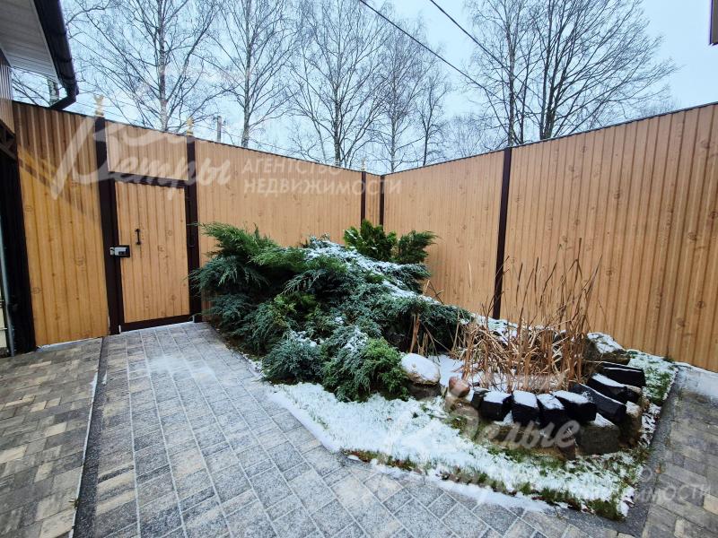 Куртины можжевельника во входной группе