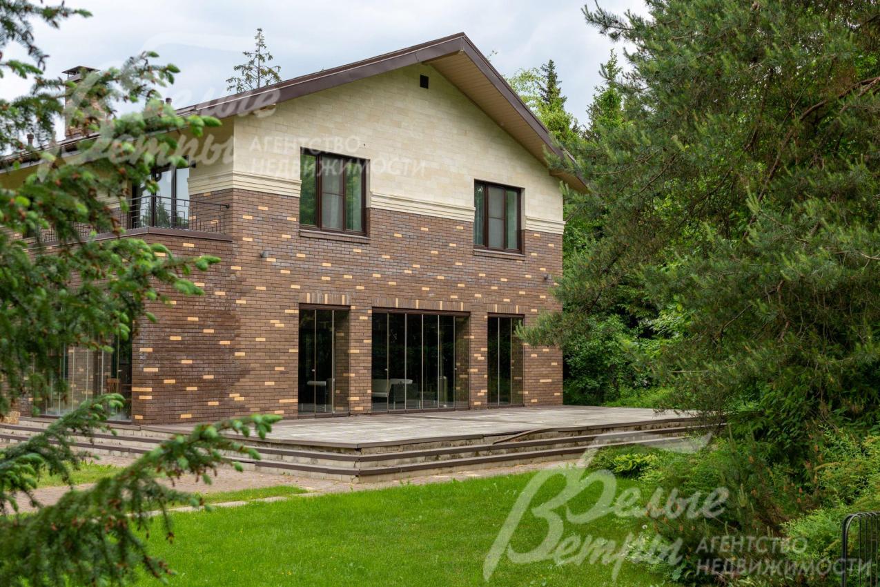 Облицовка фасада - два вида кирпича и натуральный камень-песчаник.