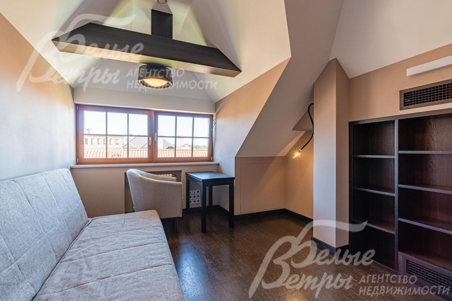 Спальня-кабинет 12 кв.м на мансардном этаже 