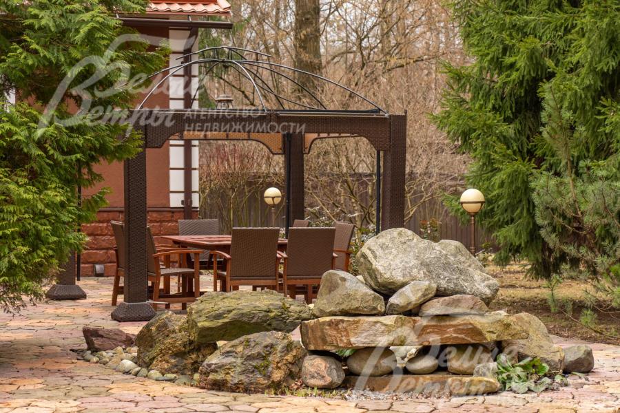 Участок украшает альпийская горка с водопадом