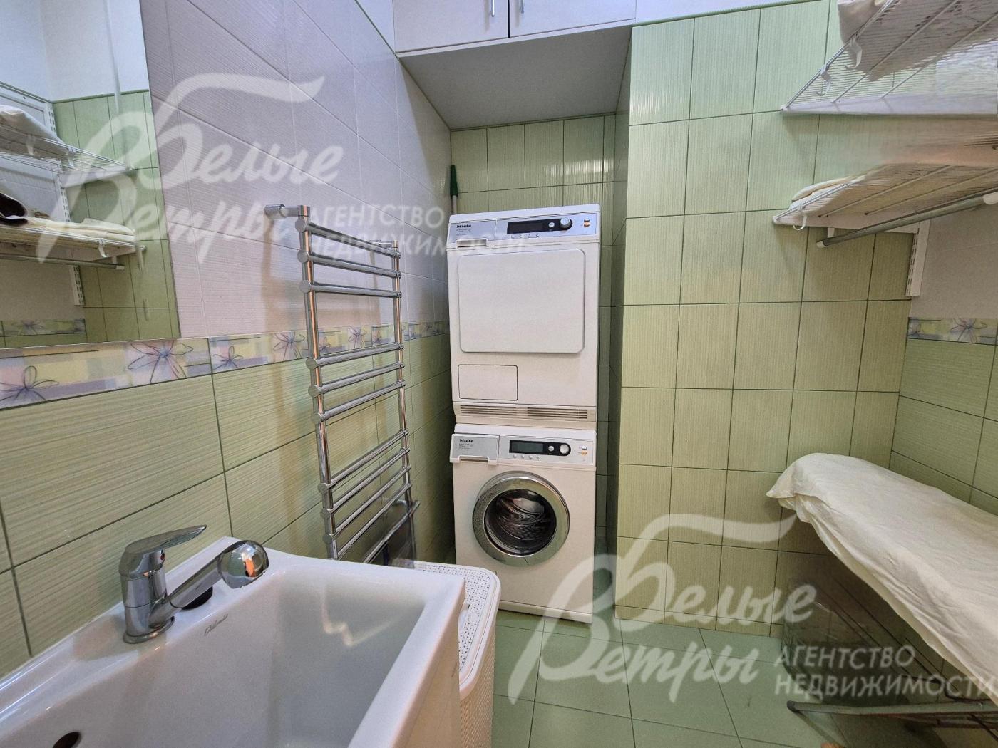 Постирочная со стиральной и сушильной машинами Miele. 