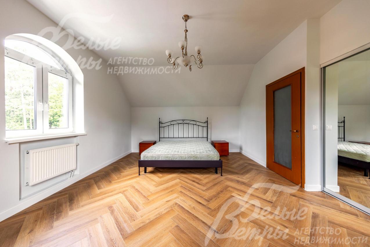 Спальня на втором этаже с арочным окном и гардеробной