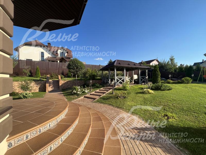 Вид на участок с крыльца дома