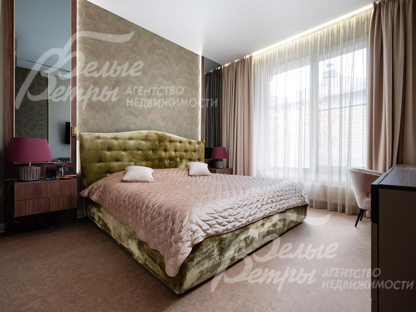 Мастер-спальня на первом этаже с большим окном и спальным гарнитуром