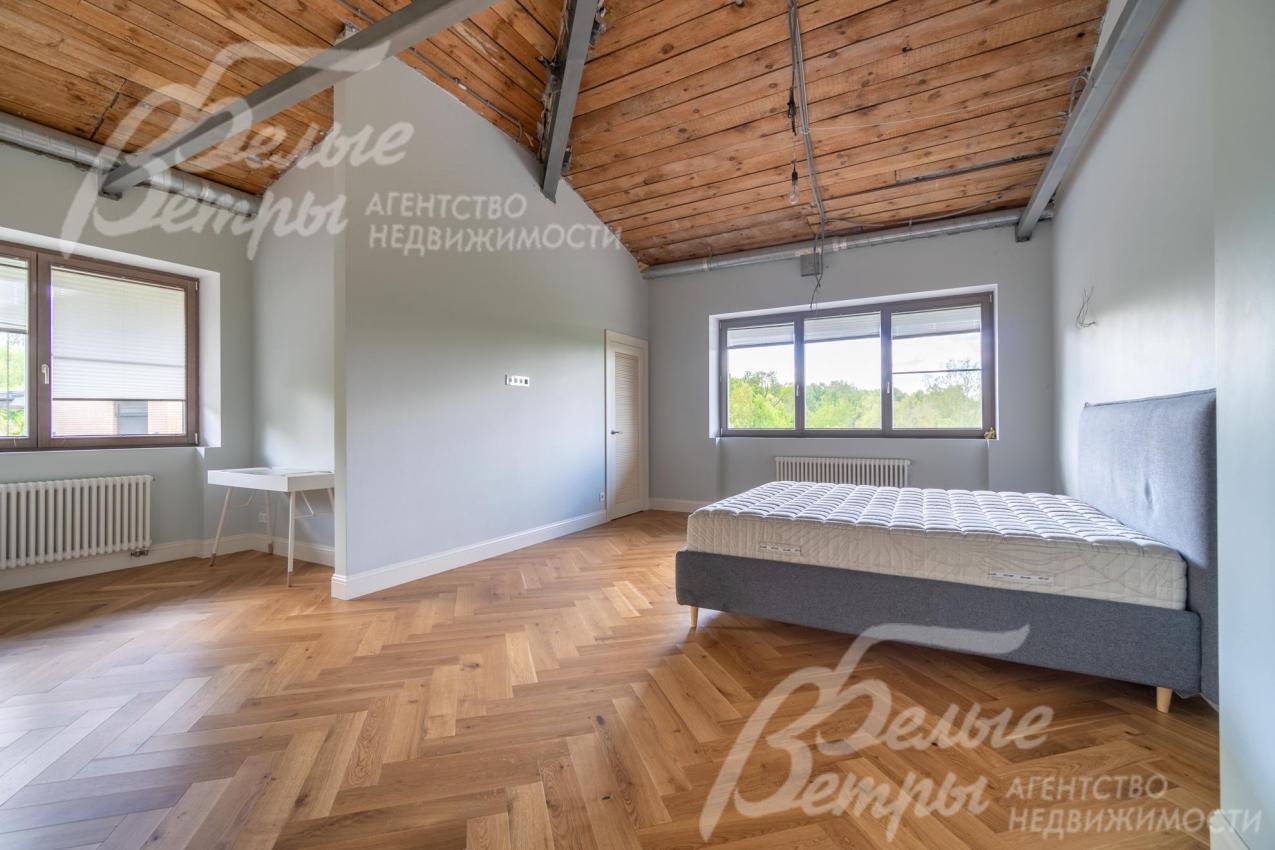 Вторая мастер-спальная на втором этаже, пол (во всех комнатах этажа) - дубовый инженерный двухслойный паркет, укладка «английской елочкой»