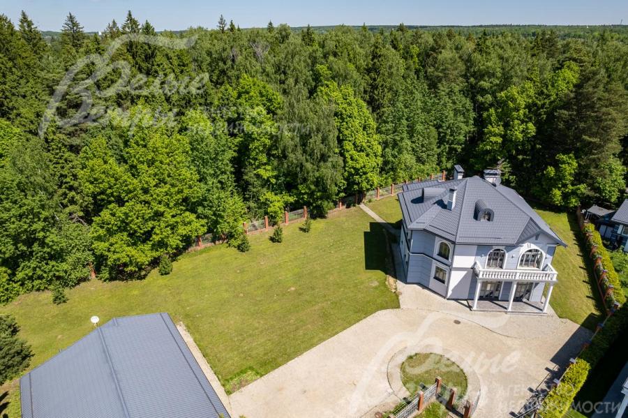 Участок по периметру огорожен забором