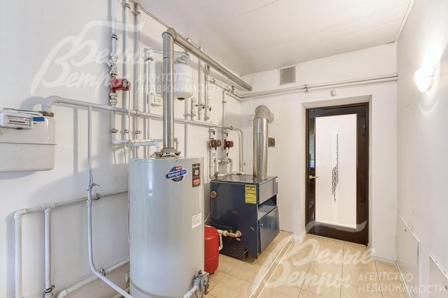 Котельная оборудована котлом и бойлером, из котельной - отдельный выход на участок