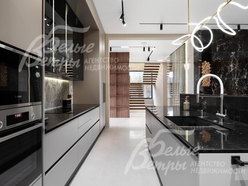 На кухне установлены: СВЧ-плита, духовая печь, индукционная плита со встроенной центральной вытяжкой (Bosch), холодильник (Korting), винный шкаф (Korting)