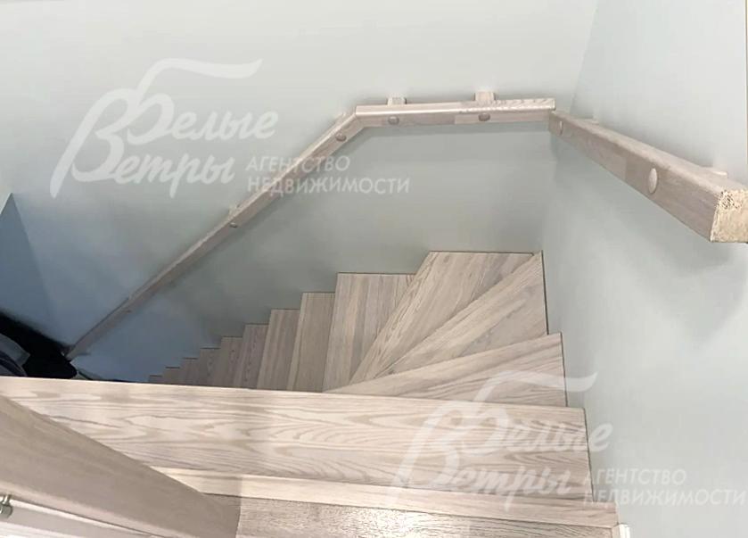 На второй этаж ведёт монолитная лестница, отделанная плиткой