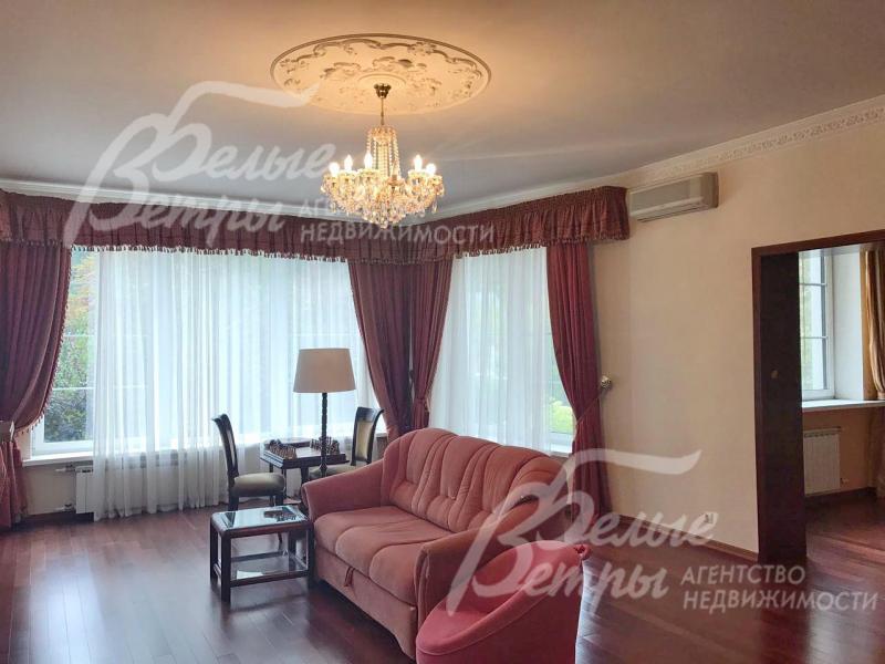 Дом полностью укомплектован дорогой мебелью