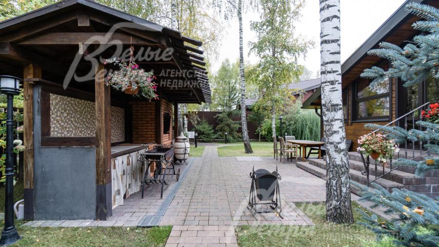 Дорожки и площадки выложены брусчаткой