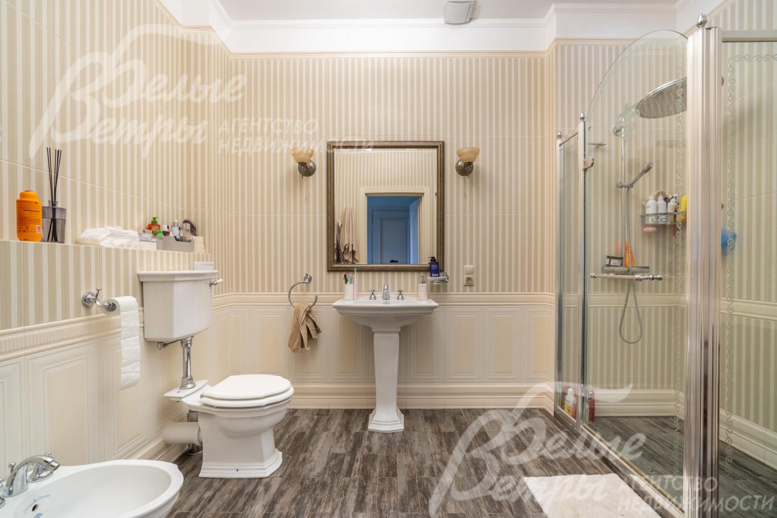 Просторный санузел на первом этаже - с душевой и сантехникой Devon Devon, Jacob Delafon