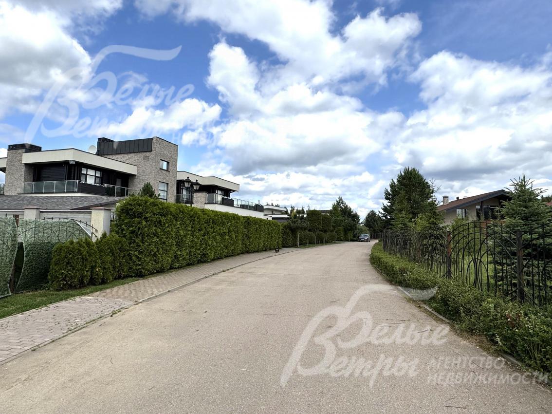 Участок расположен в коттеджном посёлке бизнес-класса на 26 домов с центральными коммуникациями