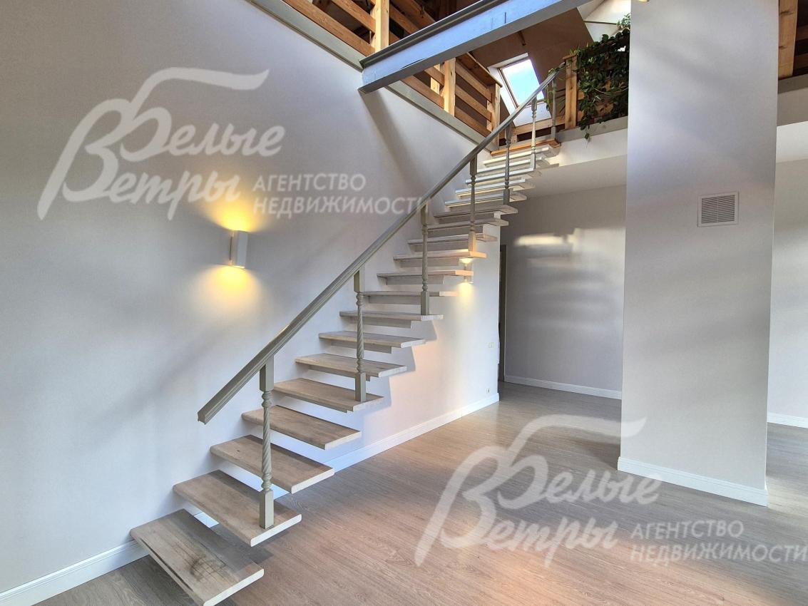 Парящая лестница на мансардный этаж.