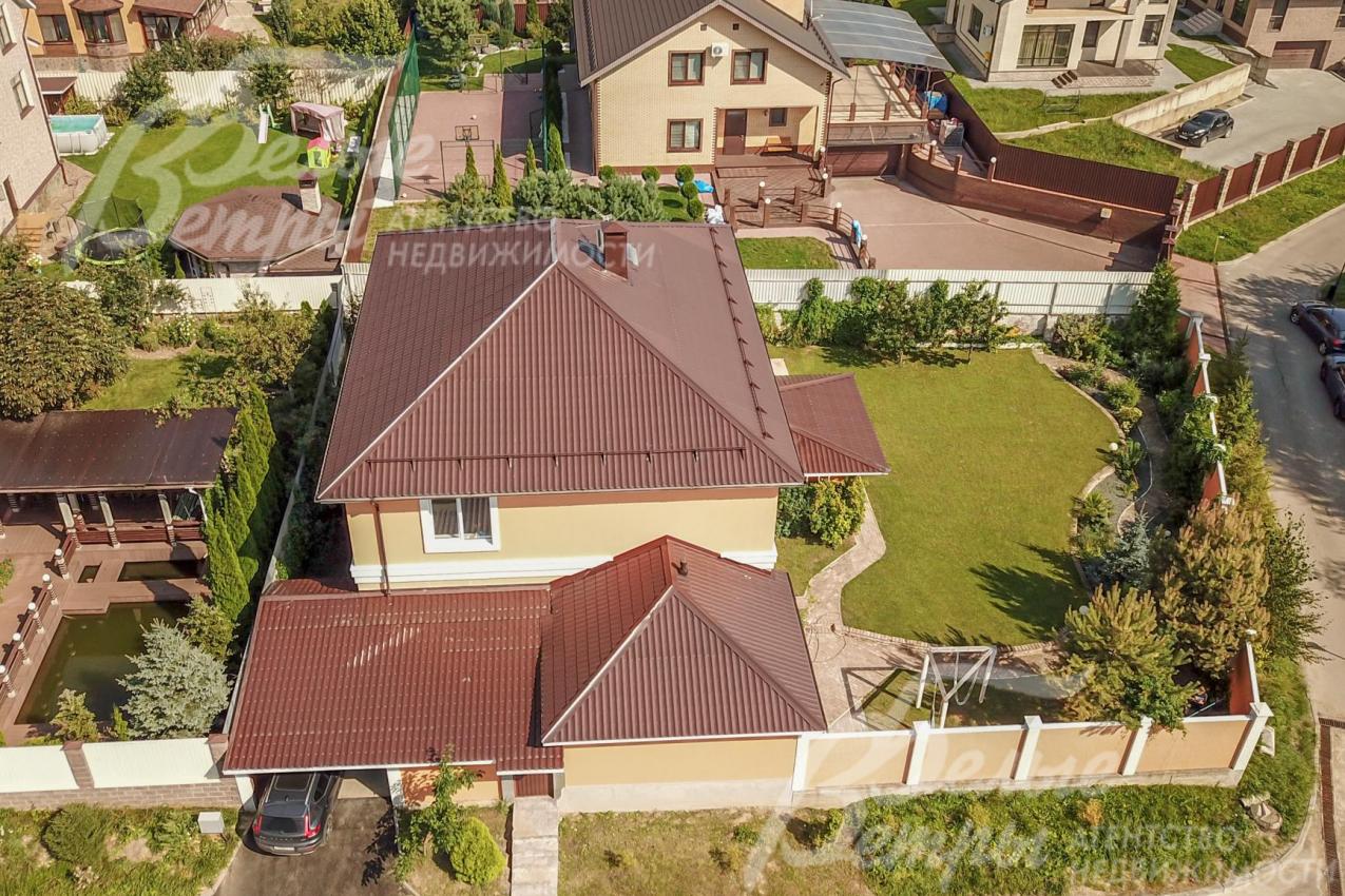 Участок огорожен забором со всех сторон