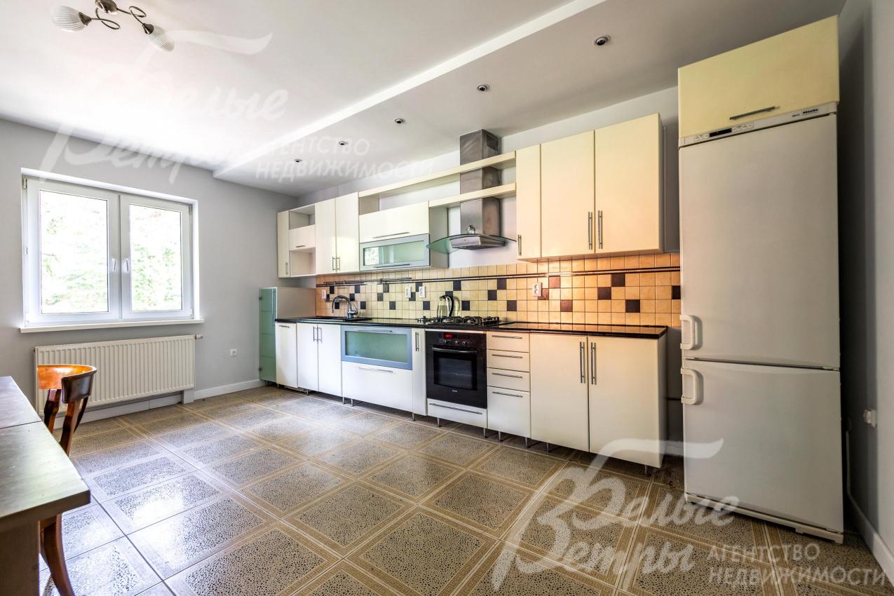 На кухне – гарнитур со светлыми глянцевыми фасадами молочного цвета