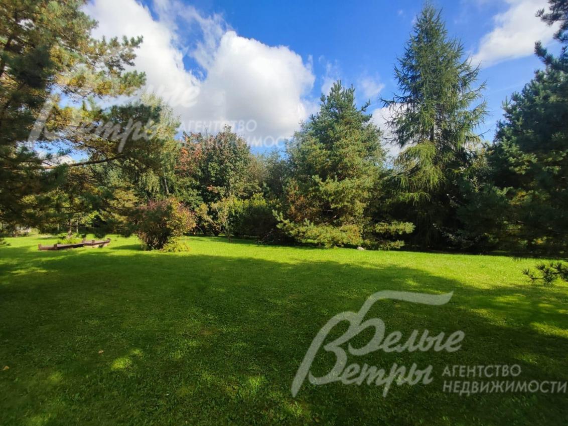 Участок ровный, прямоугольной формы, территорию обрамляет лес