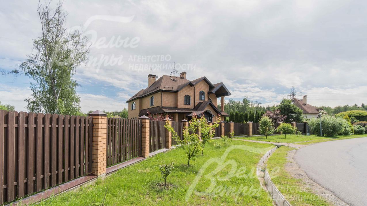 Участок огорожен деревянным забором с кирпичными столбами на ж/б ленте