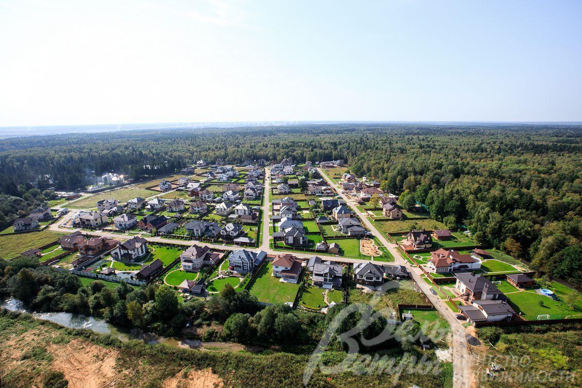 Поселок Усадьба Жодочи с трех сторон окружен многолетним лесом